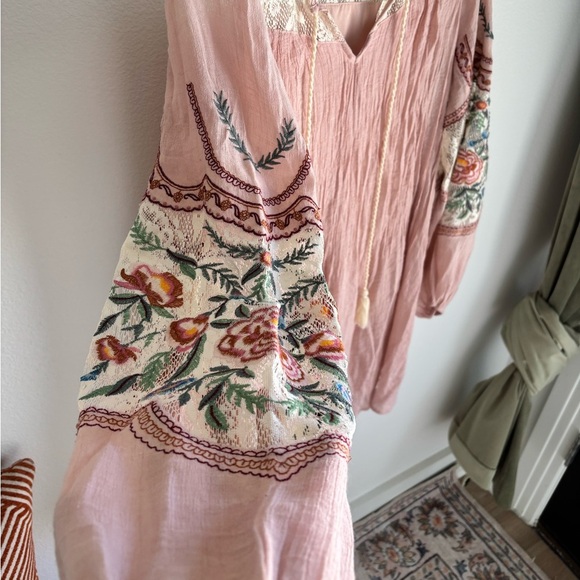 Boho Umgee Blush and Cream Lace Blouse with Embroidered sleeves in size large - Picture 3 of 14